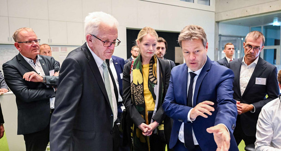 Michael Jesberger, Technikvorstand Transnet BW, Winfried Kretschmann, Ministerpräsident von Baden-Württemberg, Thekla Walker, Umweltministerin von Baden-Württemberg, Robert Habeck, Bundeswirtschafts- und Klimaschutzminister, Andreas Schell, Vorstandsvorsitzender der EnBW ab 15.11.2022 im Gespräch