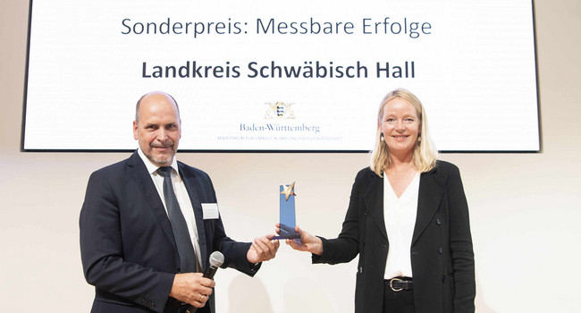 Ministerin Thekla Walker überreichte Heinz Kastenholz, Leiter des Energiezentrums Kreis Schwäbisch Hall, den Sonderpreis „Bester Kreis bei den messbaren Erfolgen“.