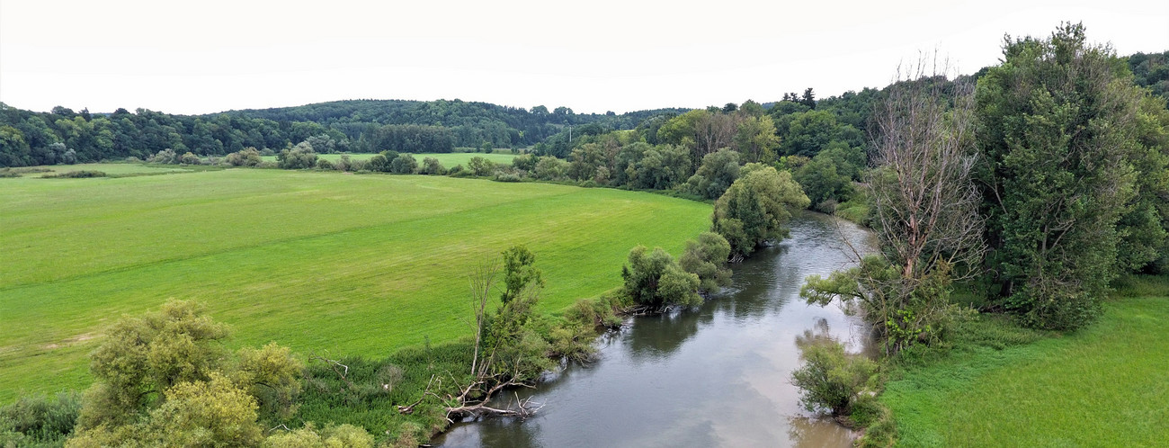 Eine Ansicht der Donau bei Datthausen aus der Vogelperspektive