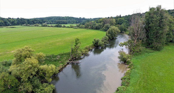 Eine Ansicht der Donau bei Datthausen aus der Vogelperspektive