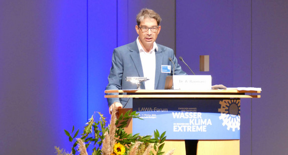 Staatssekretär Andre Baum beim LAWA-Klimawandelforum am 04.10.2021