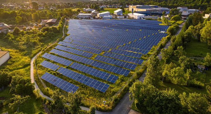 Freiflächen-Photovoltaik-Anlage im Solarpark Kuchen