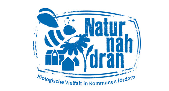 Logo des Förderwettbewerbs „Natur nah dran“. (Bild: NABU Baden-Württemberg)