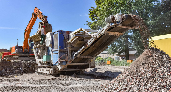 Recycling - Baumaterial, Steinmühle auf einer Baustelle