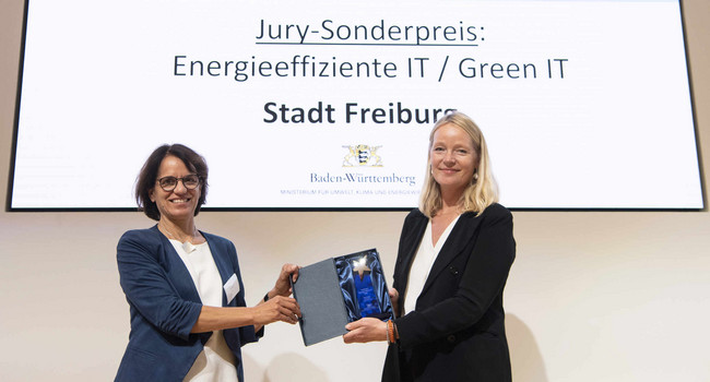 Iris Basche, stellvertretende Abteilungsleiterin des Umweltamts Freiburg (links), freute sich über den Sonderpreis „Energieeffiziente IT/Green IT“ aus den Händen der Umweltministerin Thekla Walker.