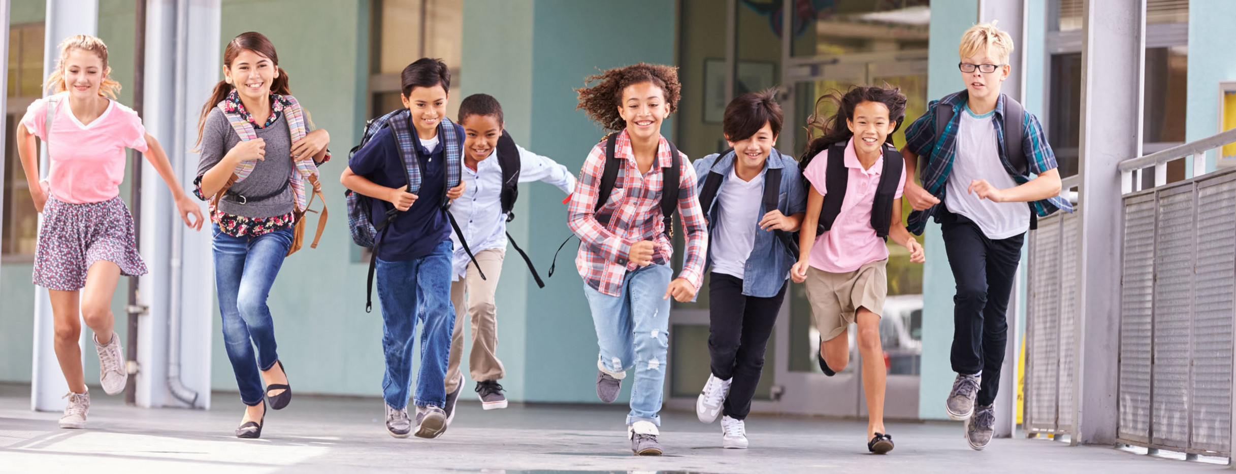 Kinder rennen durch den Flur einer Schule