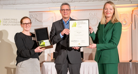 Die Gewinner in der Kategorie Industrieunternehmen mit mehr als 250 Mitarbeiter (von links) mit Umweltministerin Thekla Walker: Eva-Maria Kuntz und Dr. Michael Zieger