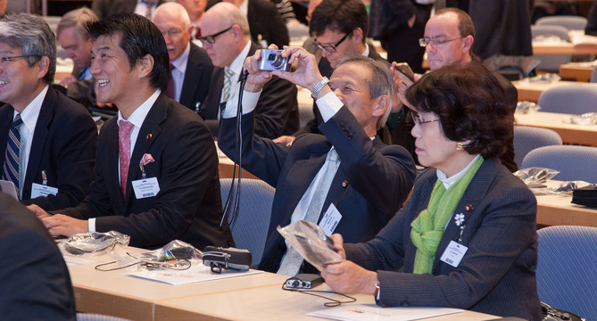Informierten sich auf dem Ressourceneffizienz- und Kreislaufwirtschaftskongress (von links): Seiji Oosaka, der Unterhaus-Abgeordnete Tomohiko Kinoshita, der Oberhaus-Abgeordnete Satsuki Eda und die Unterhaus-Abgeordnete Dr. Tomoko Abe']