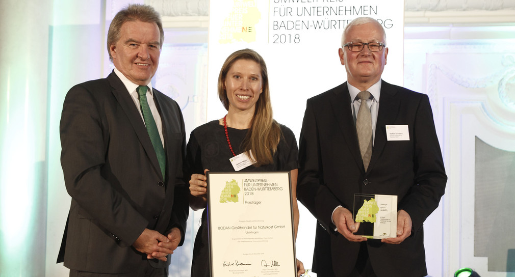 Die Gewinner in der Kategorie Dienstleistung und Handel (von links) mit Umweltminister Franz Untersteller: Jasmin Meyer und Volker Schwarz