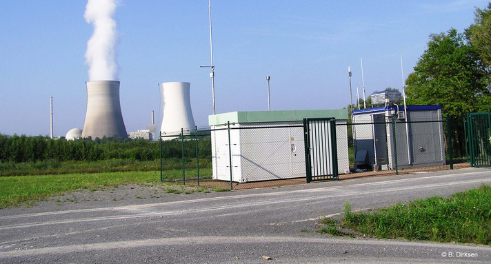 Zwei Messstationen mit Kühltürmen im Hintergrund