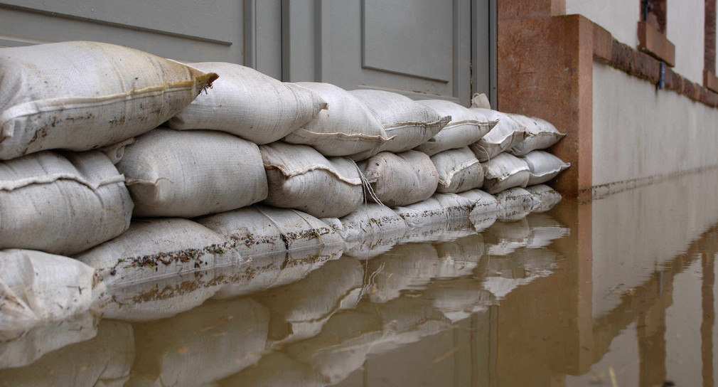 Sandsäcke an einer Tür zum Schutz vor Hochwasser