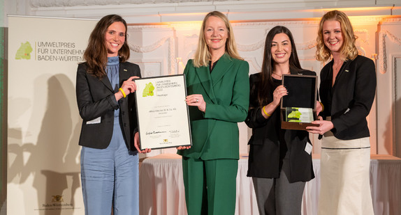 Die Gewinnerinnen des Jurypreises „Engagement für Klimaschutz“ (von links) mit Umweltministerin Thekla Walker: Marie Kristin Schmidt, Anesa Tabak und Katrin Schmuck