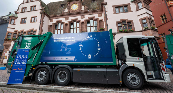 Müllfahrzeuge der Abfallwirtschaft und Stadtreinigung Freiburg GmbH mit Wasserstofftechnologie