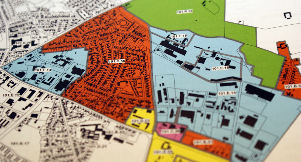 Plan eines Stadtgebiets, das farblich in unterschiedliche Bereiche eingeteilt wird