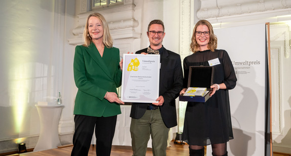 Die Gewinnerin/der Gewinner in der Kategorie Industrie, Unternehmen mit 250 bis 1.000 Mitarbeitenden (von links) mit Umweltministerin Thekla Walker: Julian Senn und Stella Unger