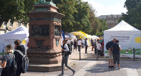 Herrliches Wetter und zahlreiche Interessierte an den Info-Ständen auf dem Stuttgarter Schlossplatz. (Bild: Umweltministerium)