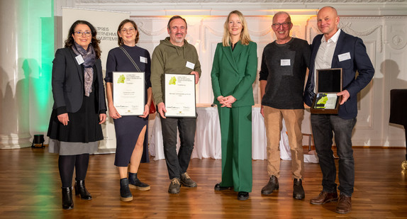 Der Gewinner in der Kategorie Handwerk (von links) mit Umweltministerin Thekla Walker und Landtagsabgeordnete Ayla Cataltepe: Nicole Jeutter, Stefan Böhm, Hartmut Bremer, Johannes-Martin Jeutter