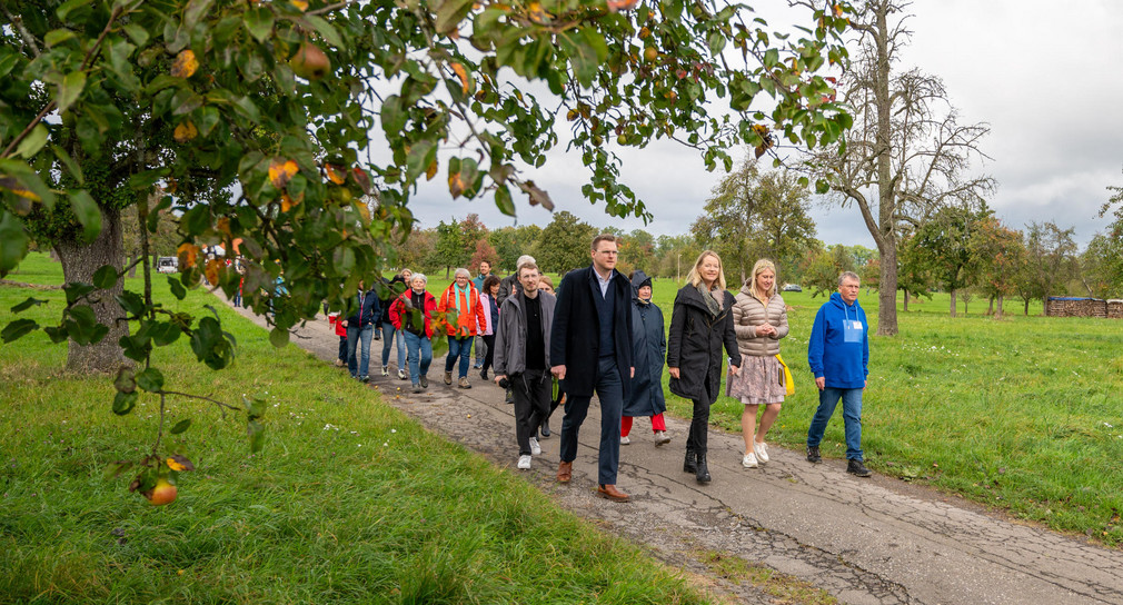 Umweltministerin Thekla Walker besucht den Streuobst-Info-Pfad in Waldenbuch.