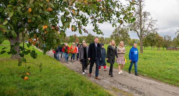 Umweltministerin Thekla Walker besucht den Streuobst-Info-Pfad in Waldenbuch.