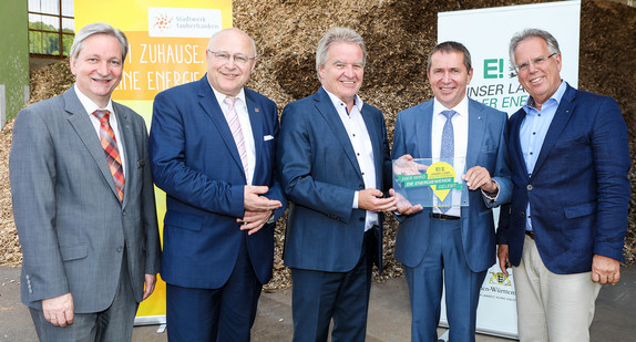 Umwelt- und Energieminister Franz Untersteller (3. von links) zeichnet die Stadtwerk Tauberfranken GmbH als „Ort voller Energie“ aus. Bei der Ehrung dabei (von links): Dr. Norbert Schön (technischer Geschäftsführer Stadtwerk Tauberfranken), Udo Glatthaar (Oberbürgermeister Bad Mergentheim), Paul Gehrig (Kaufmännischer Geschäftsführer Stadtwerk Tauberfranken) und Landrat Reinhard Frank. 