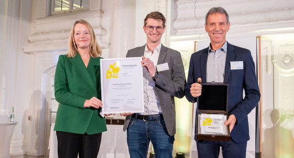 Die Gewinnerin/der Gewinner in der Kategorie Handel und Dienstleistung (von links) mit Umweltministerin Thekla Walker: Fabian Wiesler und Klaus-Günther Wiesler