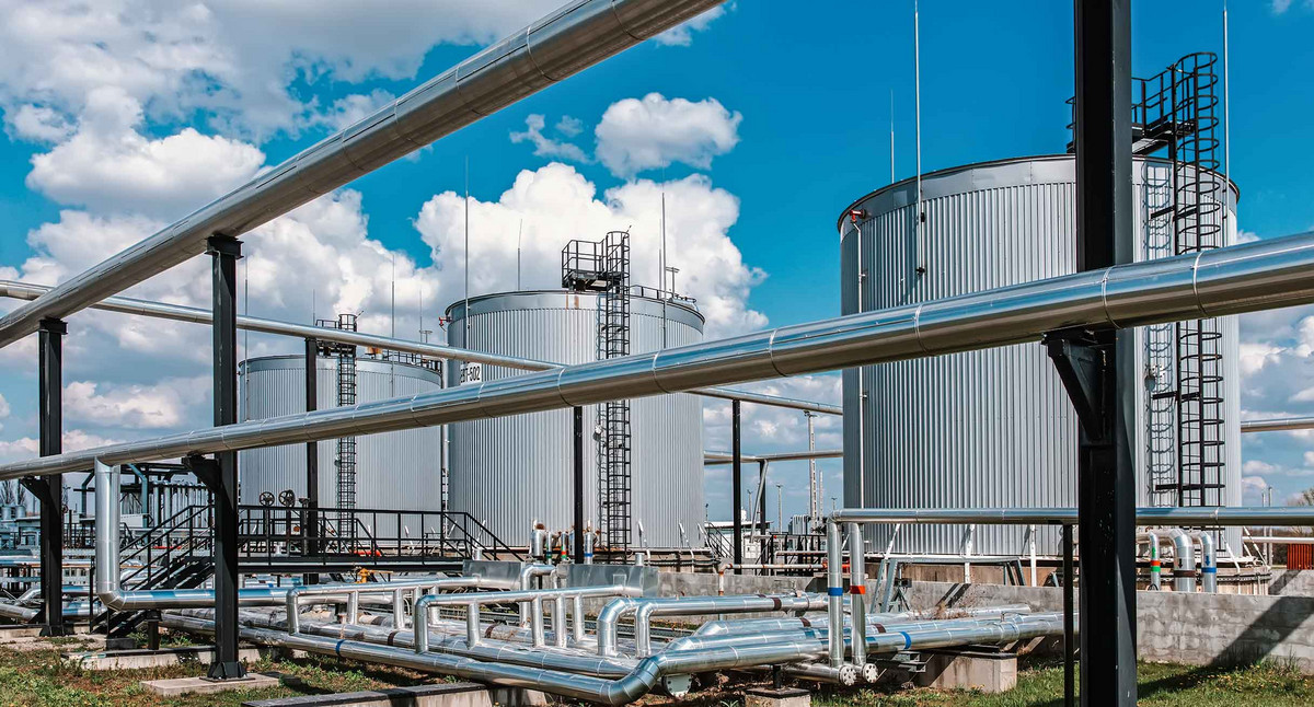 Industrielle Lagertanks und Rohrleitungen