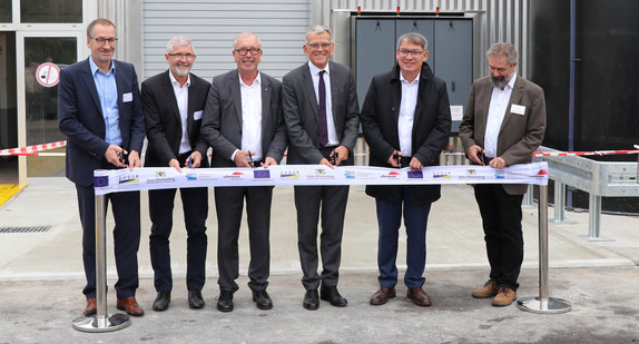 Bei der Einweihung (von links): Rudolf Hollnaicher (kaufmännischer Betriebsleiter der Stadtentwässerung Göppingen), Jochen Gugel (technischer Betriebsleiter der Stadtentwässerung Göppingen), Helmut Renftle (Baubürgermeister der Stadt Göppingen), Ministerialdirektor Helmfried Meinel, Guido Till (Oberbürgermeister der Stadt Göppingen), Dr. Werner Maier (Geschäftsführer der iat Ingenieurberatung GmbH).