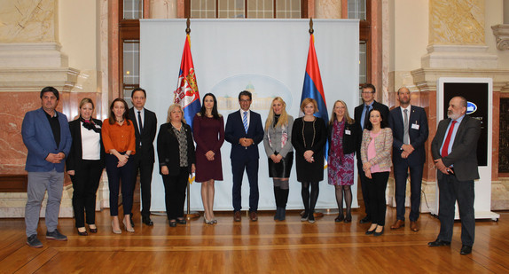 Staatssekretär Dr. Andre Baumann (Mitte) und seine Delegation besuchten im April 2018 das serbische Parlament, um mit Snezana B. Petrovic, Vorsitzende des Ausschusses für Wirtschaft, regionale Entwicklung, Handlung, Tourismus und Energie, und weiteren Abgeordneten ein Gespräch zur Bioenergie-Partnerschaft zu führen. Petrovic betonte, dass die baden-württembergischen Kenntnisse im Bereich der Bioenergie für Serbien sehr wertvoll seien.