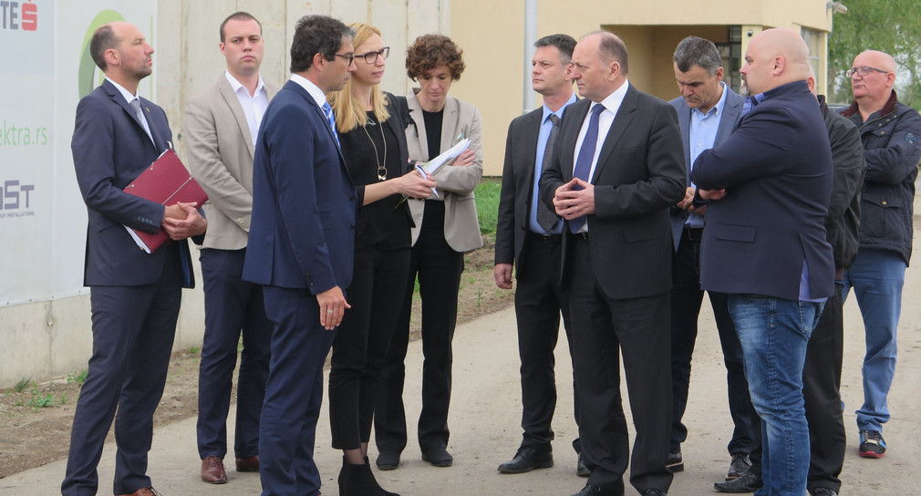 Während seiner Serbienreise besuchte Staatssekretär Dr. Andre Baumann (3. von links) die Biogasanlage in Botosh. Die Biogasanlage könnte in Serbien die erste sein, die das Wärmenutzungskonzept umsetzen wird. Der Biogasbetreiber Zoran Pomoriški (2. von links), der Besitzer der Anlage Branislav Pomoriški (7. von links) und der Bürgermeister der Stadt Zrenjanin, Čedomir Janjic (9. von links), stellten die Anlage vor.
