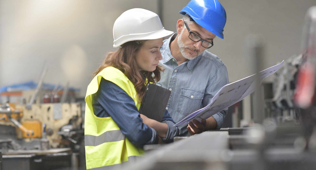 Arbeiterin und Ingenieur der Metallindustrie im Gespräch