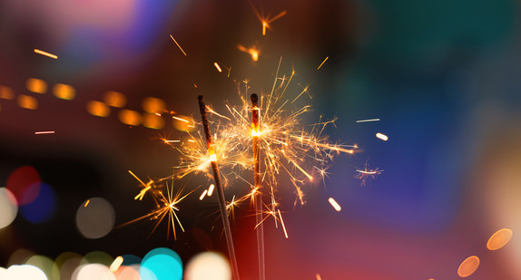 Wunderkerzen bei Nacht