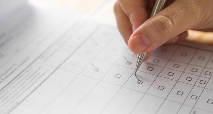 Person hakt eine Checkliste ab