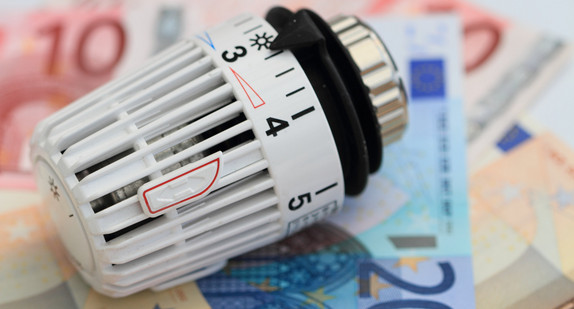 Thermostat liegt auf Geldscheinen