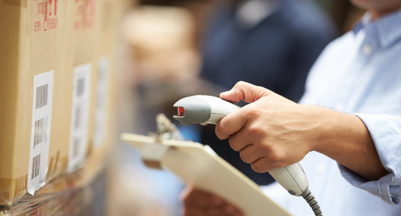 Arbeiter scannt ein Paket ab