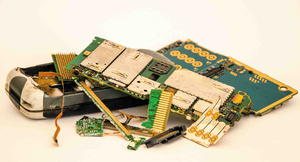 One tonne of electronic waste contains about 250 grams of gold. With the help of biotechnologies and biological knowledge, raw materials that are bound in waste such as electronic scrap can be made usable. 