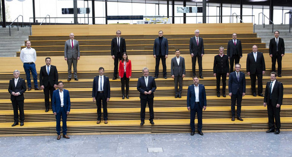 Minister Franz Untersteller mit Vertreterinnen und Vertretern von Unternehmen, die dem Klimaschutzbündnis Baden-Württemberg beigetreten sind.