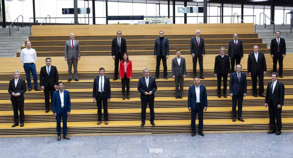 Minister Franz Untersteller mit Vertreterinnen und Vertretern von Unternehmen, die dem Klimaschutzbündnis Baden-Württemberg beigetreten sind.