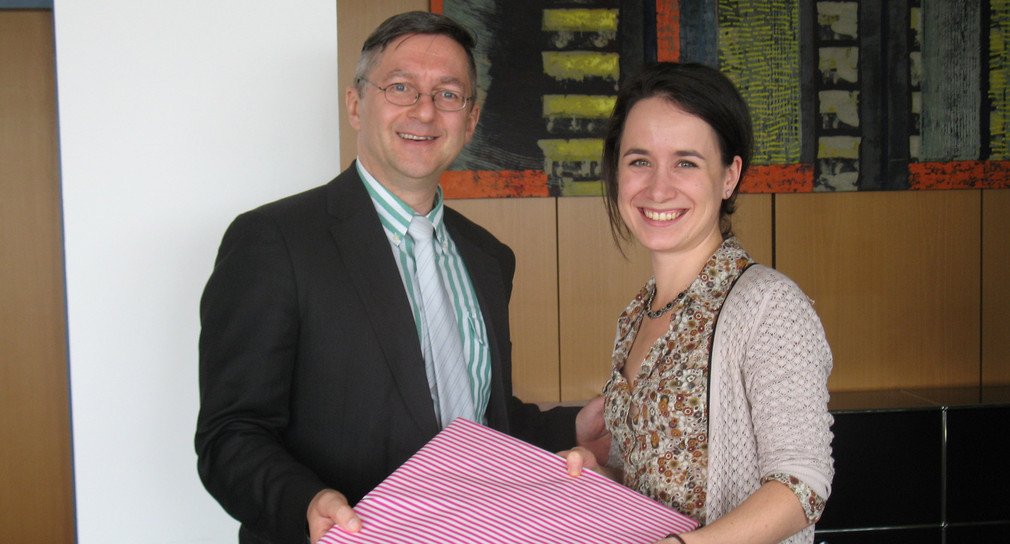 Tobias Eisele of the Ministry of the Environment presents Emma Gothár, student at Andrássy University Budapest, with a farewell gift. During her internship, she became well acquainted with Baden-Württemberg's international cooperation.