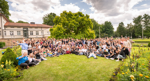 Gruppenfoto: Empfang der 180 Freiwilligen des FÖJ-Jahrgangs 2023/2024 im Kursaal in Bad Cannstatt zur FÖJ-Anerkennungsveranstaltung.