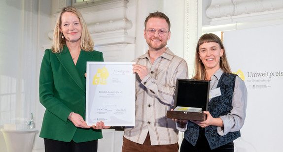 Die Gewinnerin/der Gewinner in der Kategorie Industrie, Unternehmen mit bis zu 250 Mitarbeitenden (von links) mit Umweltministerin Thekla Walker: Vitus Wuhrer und Dr. Gianina Illing