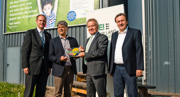 Die Heizzentrale Hemmingen ist nun ein „Ort voller Energie“ (von links): Bürgermeister Thomas Schäfer, Geschäftsführer IBS Ingenieurgesellschaft mbH Wolfgang Schuler, Minister Franz Untersteller und Geschäftsführer Naturenergie Glemstal Biogas GmbH & Co. KG Ulrich Ramsaier 