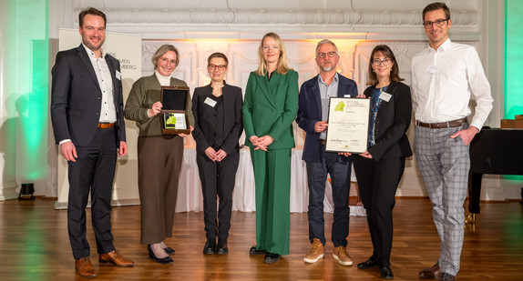 Die Gewinner des Sonderpreises für Non-Profit-Organisationen (von links) mit Umweltministerin Thekla Walker: Dr. Tobias Staib, Vorstandsvorsitzender der BruderhausDiakonie; Katrin Zürn-Steffens, Pfarrerin und Leitung Theologie & Ethik; Jeanette Vatterott-Falletta, Referentin Geschäftsfeld Behindertenhilfe; Armin Koch, Referent Stabsstelle Umwelt; Corinne Brucker-Stiefel, Referentin Theologie & Ethik; Benjamin Scharf, Leitung Controlling & Umwelt