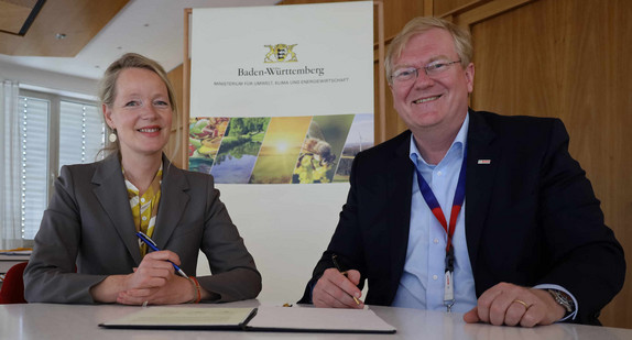 Energieministerin Thekla Walker und Dr. Stefan Hartung, Vorsitzender der Geschäftsführung der Robert Bosch GmbH, unterzeichnen den Letter of Intent.