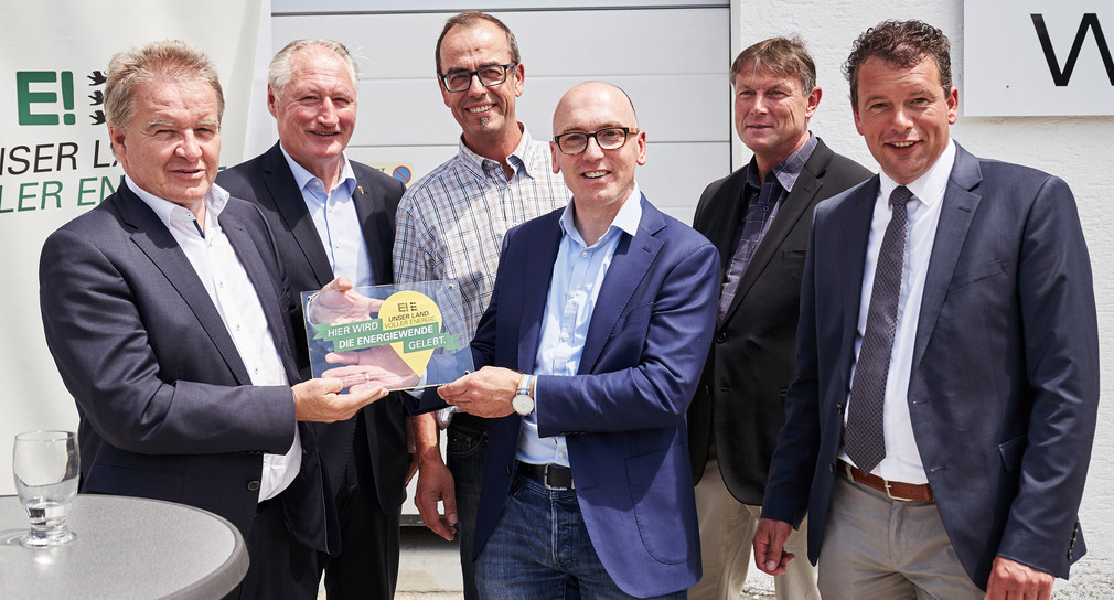 Umweltminister Franz Untersteller (links) überreicht Hermann Stehle, Vorstand der Energiegenossenschaft Bürger-Energie-Ebenweiler e. G., die Auszeichnung „Hier wird die Energiewende gelebt“. Mit dabei (von links): Landtagsabgeordneter August Schuler, die Vorstände Martin Boehme und Niels Knappe der Energiegenossenschaft Bürger-Energie-Ebenweiler e. G.,  und Bürgermeister Tobias Brändle.