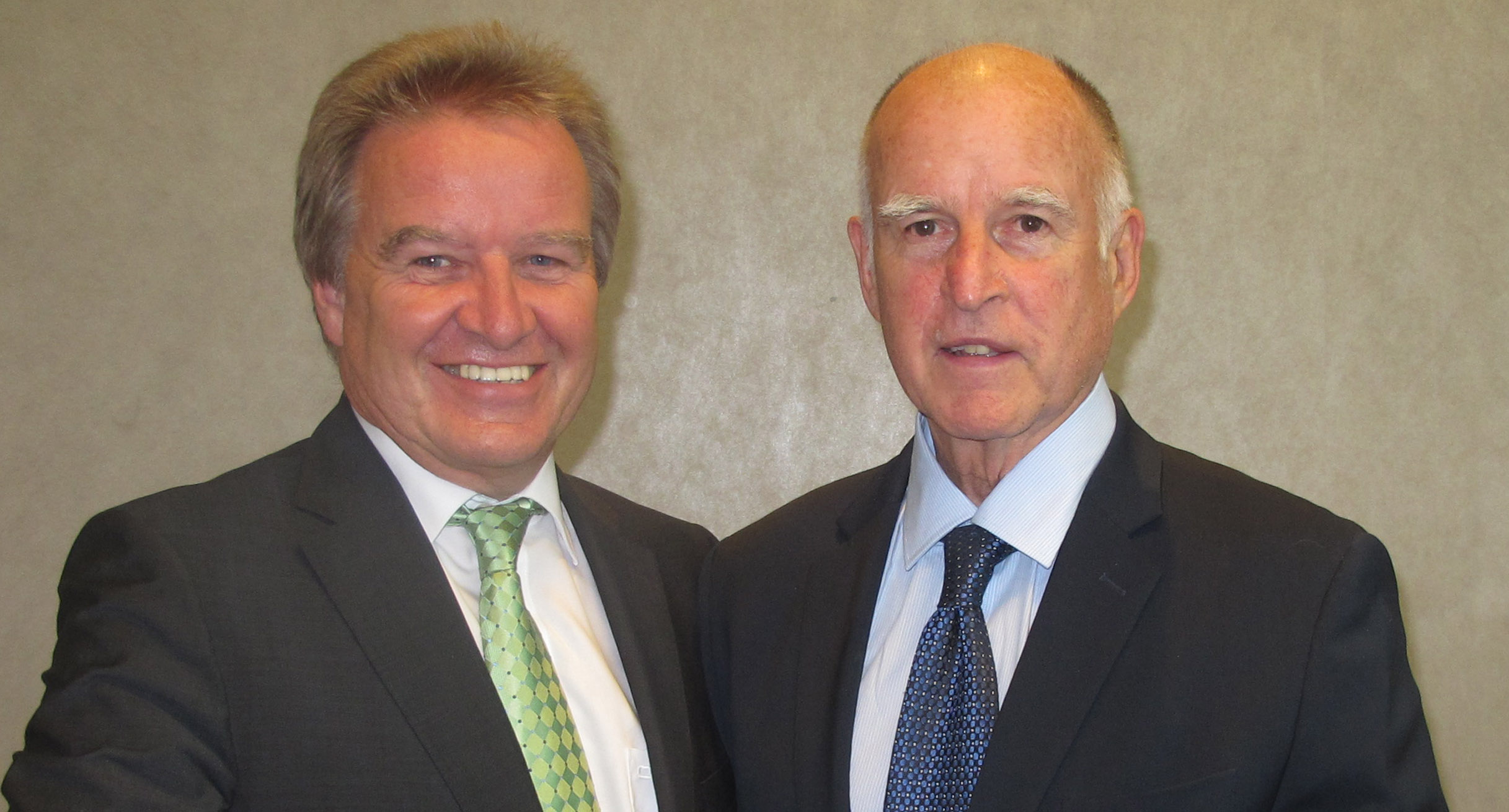 Environment Minister Franz Untersteller (left) and California Governor Jerry Brown']