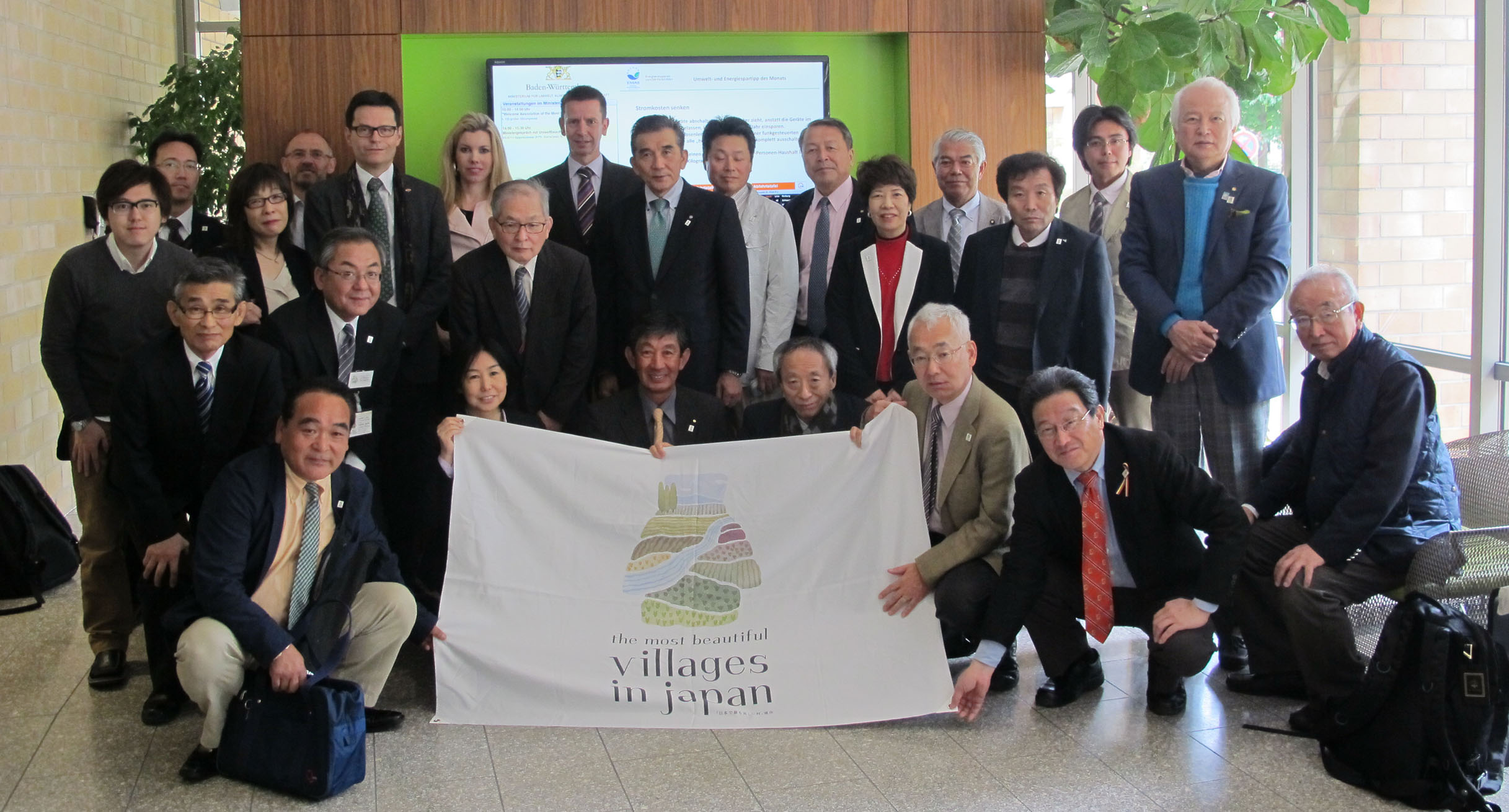 The delegation from the organisation "The Most Beautiful Villages in Japan" (Utsukushii Mura) learned about the expansion of renewable energy at the Ministry of the Environment.']