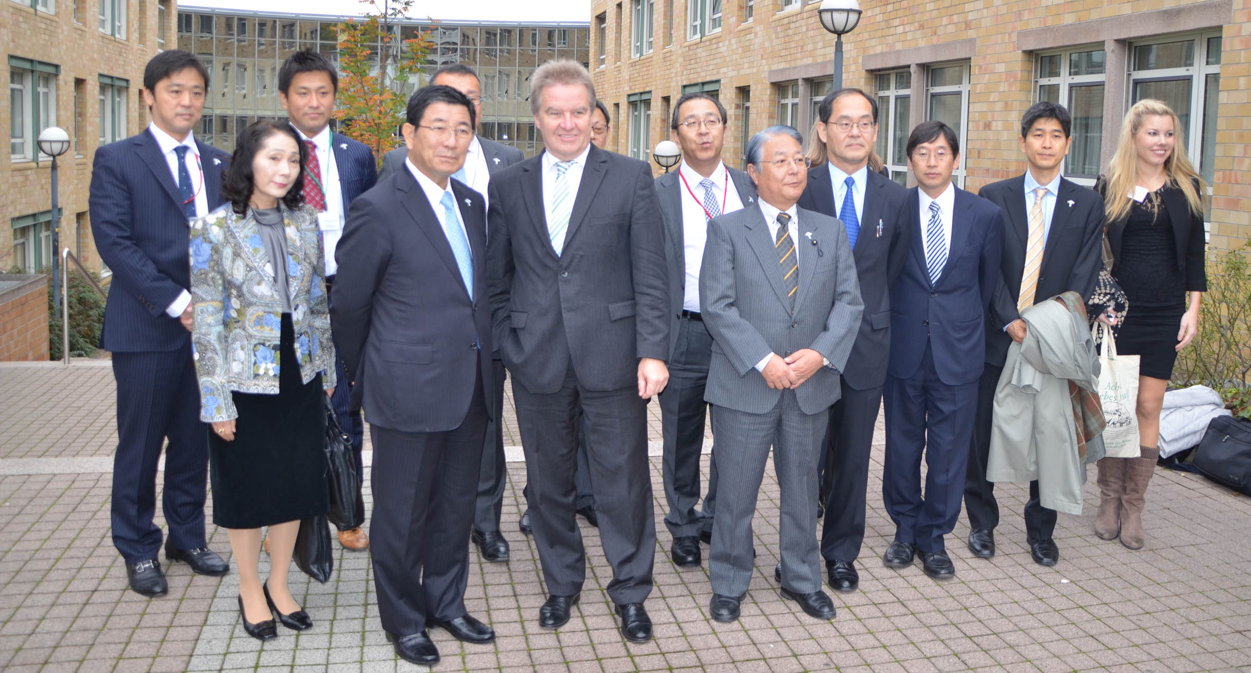 Der Gouverneur der japanischen Präfektur Gifu, Hajime Furuta, besuchte zusammen mit seiner Delegation Umweltminister Franz Untersteller. Ziel seiner Reise war es, die Zusammenarbeit im Forschungs- und Bildungssektor auszubauen.']