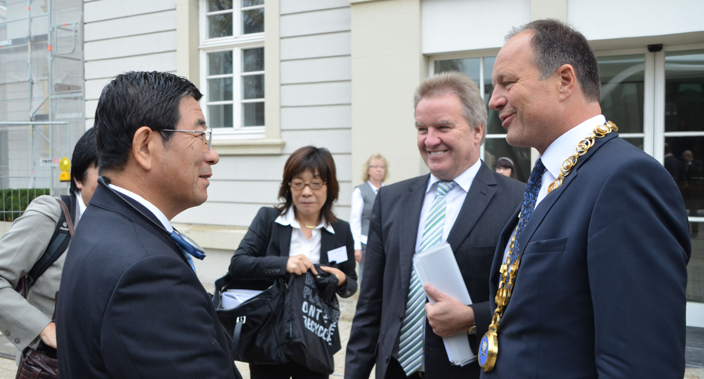 Governor Furuta (front left) and Minister of the Environment Untersteller being received in Ludwigsburg by Mayor Werner Spec.']