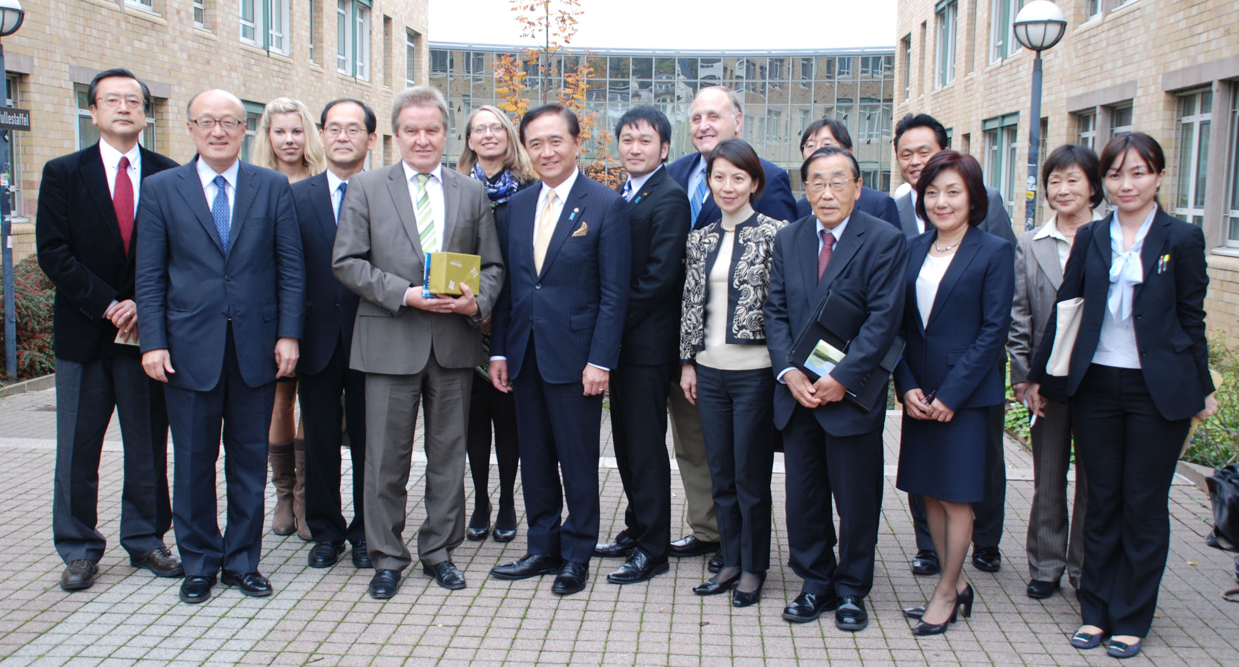 The delegation headed by Governor Yūji Kuroiwa at the Ministry of the Environment']