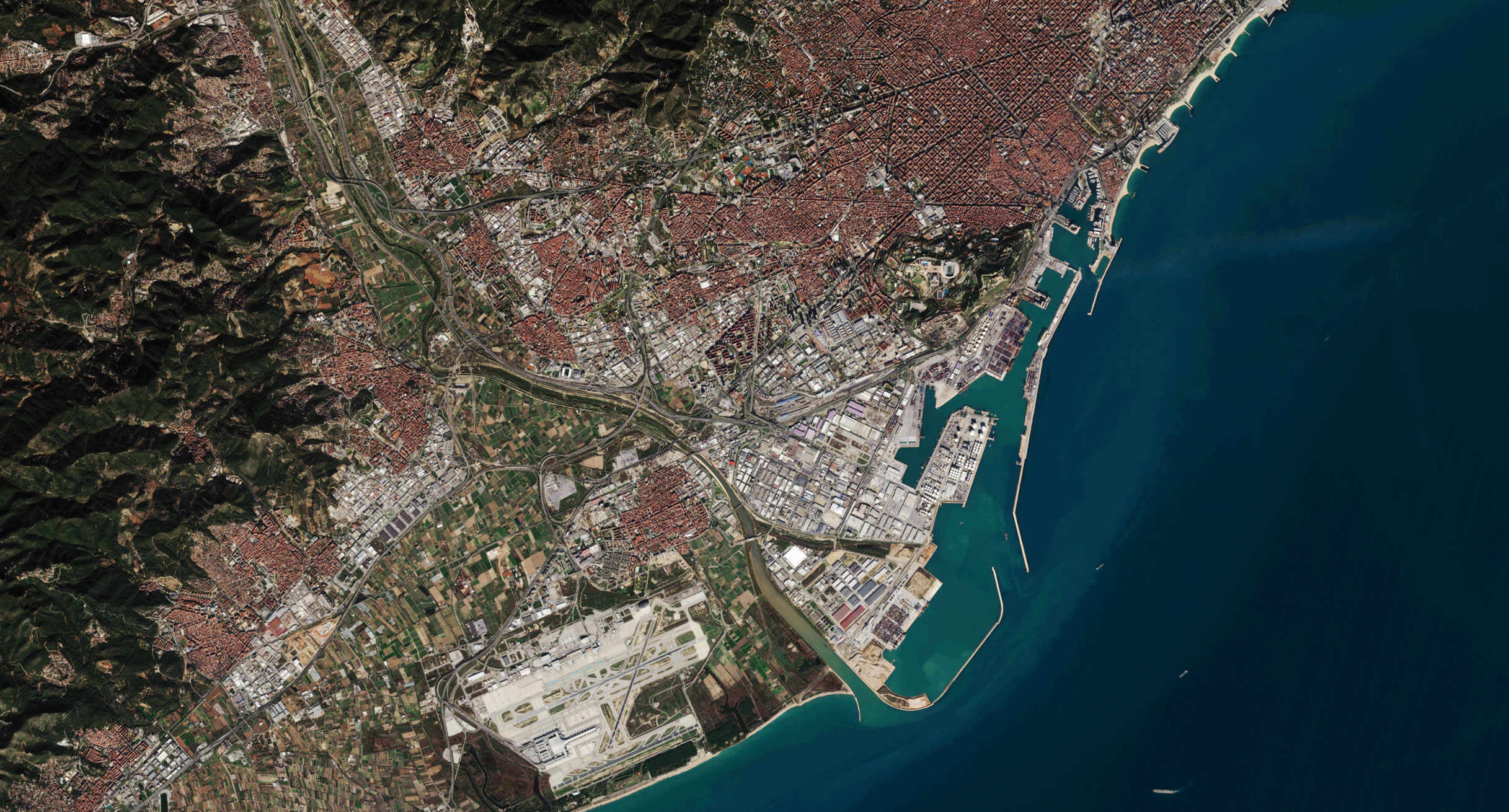 Satellitenaufnahme der stark verdichteten Stadt Barcelona